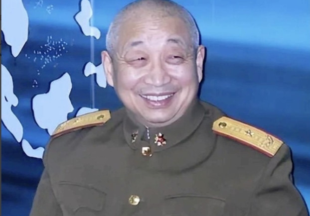 1990年，在中越战俘遣返仪式上，“叛变”军官汪斌拖着仅37公斤重的身体，颤颤巍