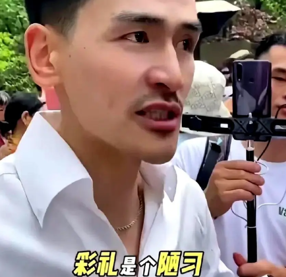 听知情的网友说，这个极力反对彩礼的人，是浙江台州下边的一个穷困村的村民，他家也是