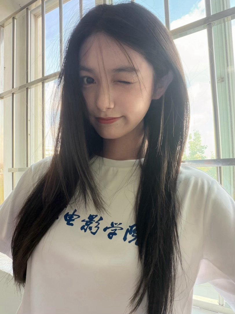 张籽沐发了从小到大的开学照张籽沐北电校服穿校服就这么美了！​​​