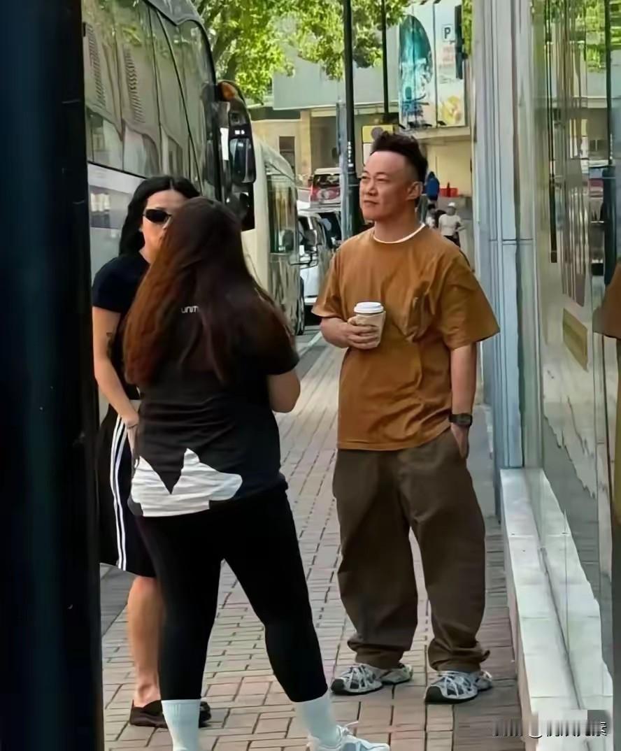 陈奕迅：矮、大、粗——我就这样，别把我当偶像，你们将就着看就行。[呲牙笑][呲牙笑]