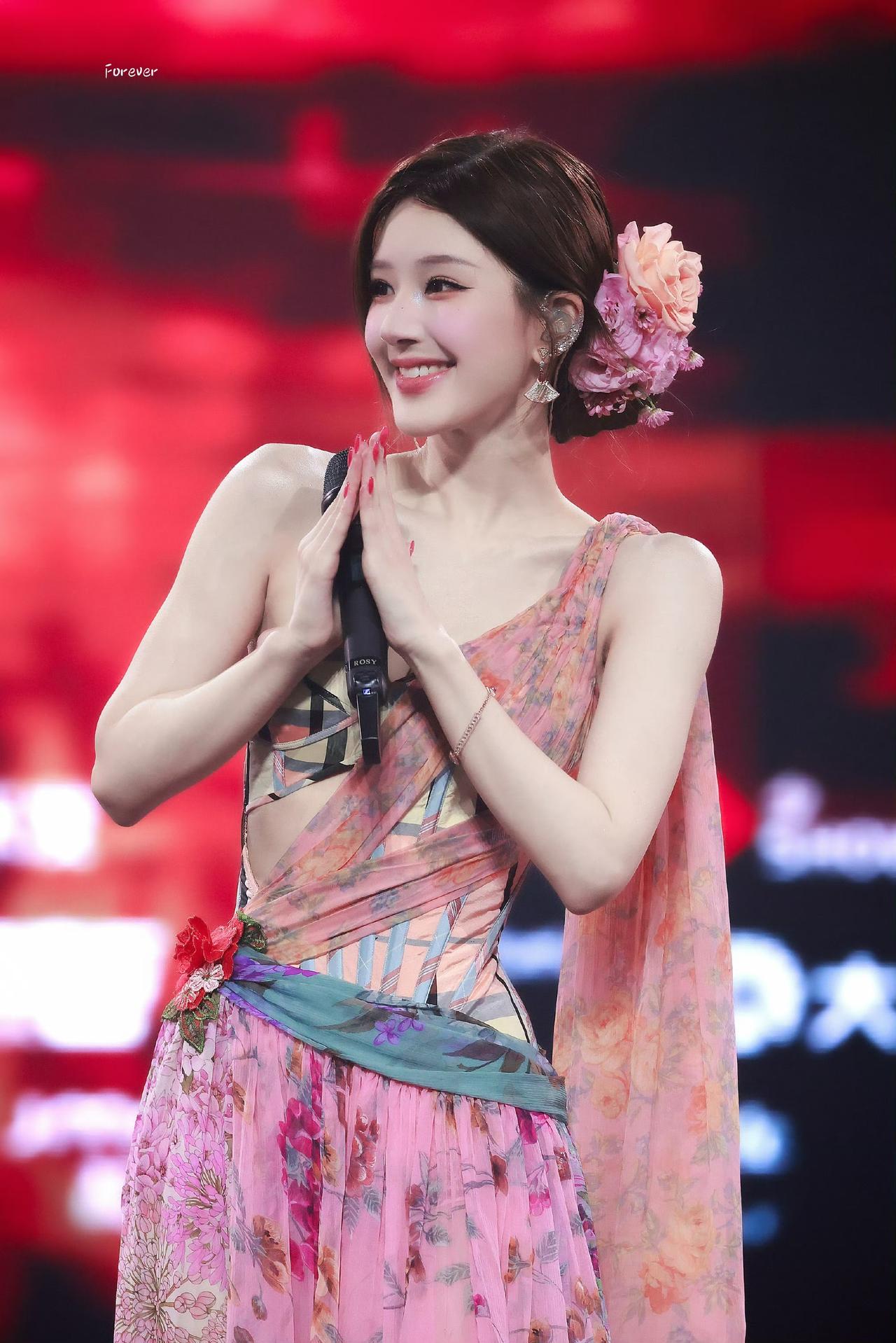 赵露思泰国演唱会高定特别定制笑颜如花赵露思