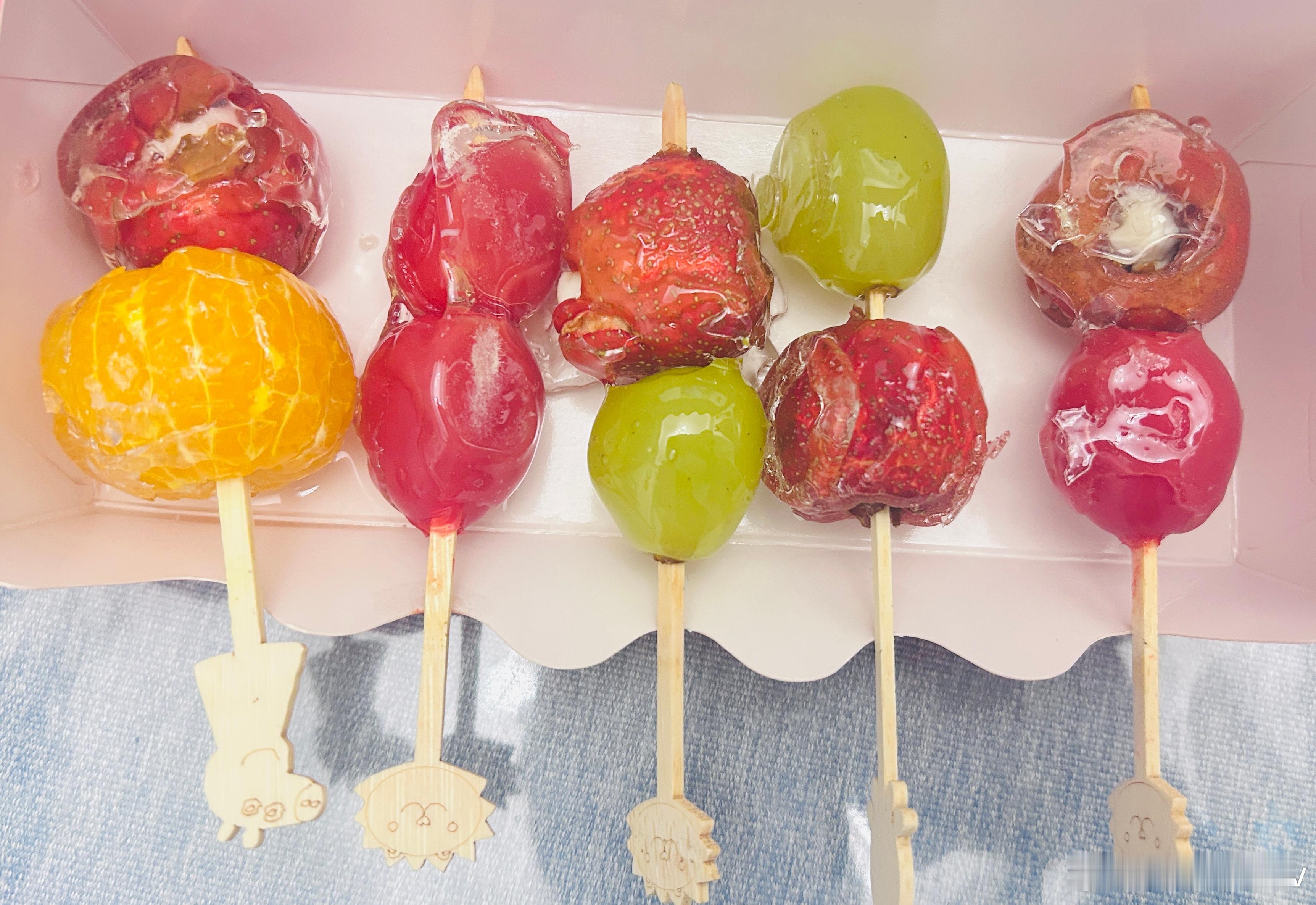 感觉追不上网友的潮流了，昨天才跟娃尝过网红奶皮子糖葫芦，我觉得太酸，儿子说好吃?