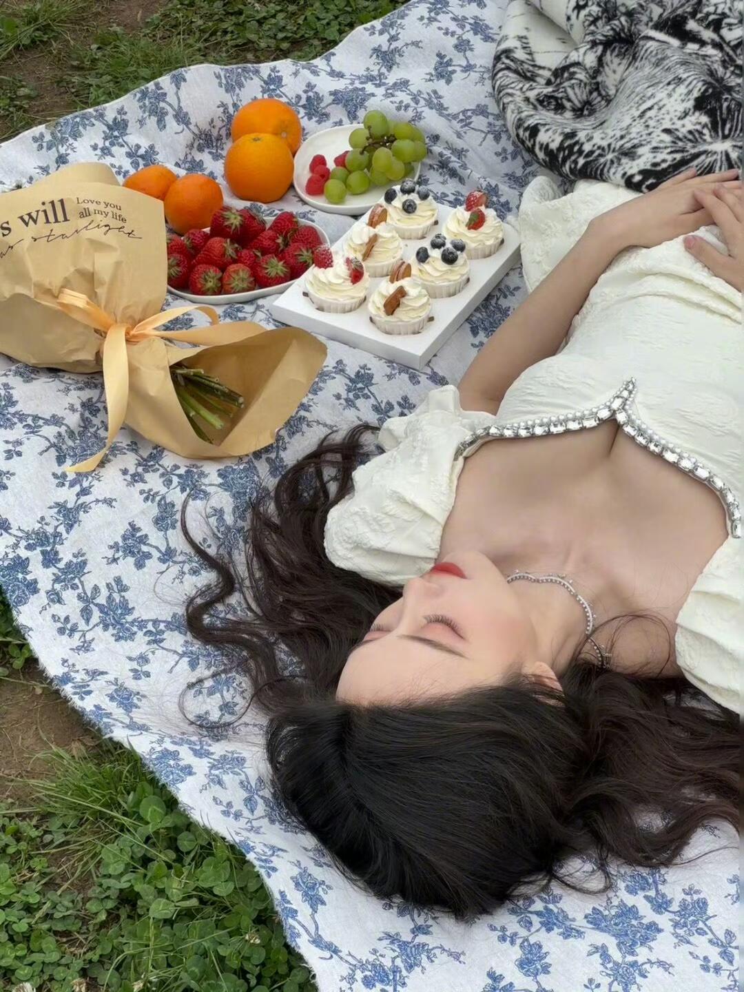 孟子义风把三叶草的白星铺成柔软的信笺你躺在蓝花布上睫毛轻颤像蝴蝶吻过春