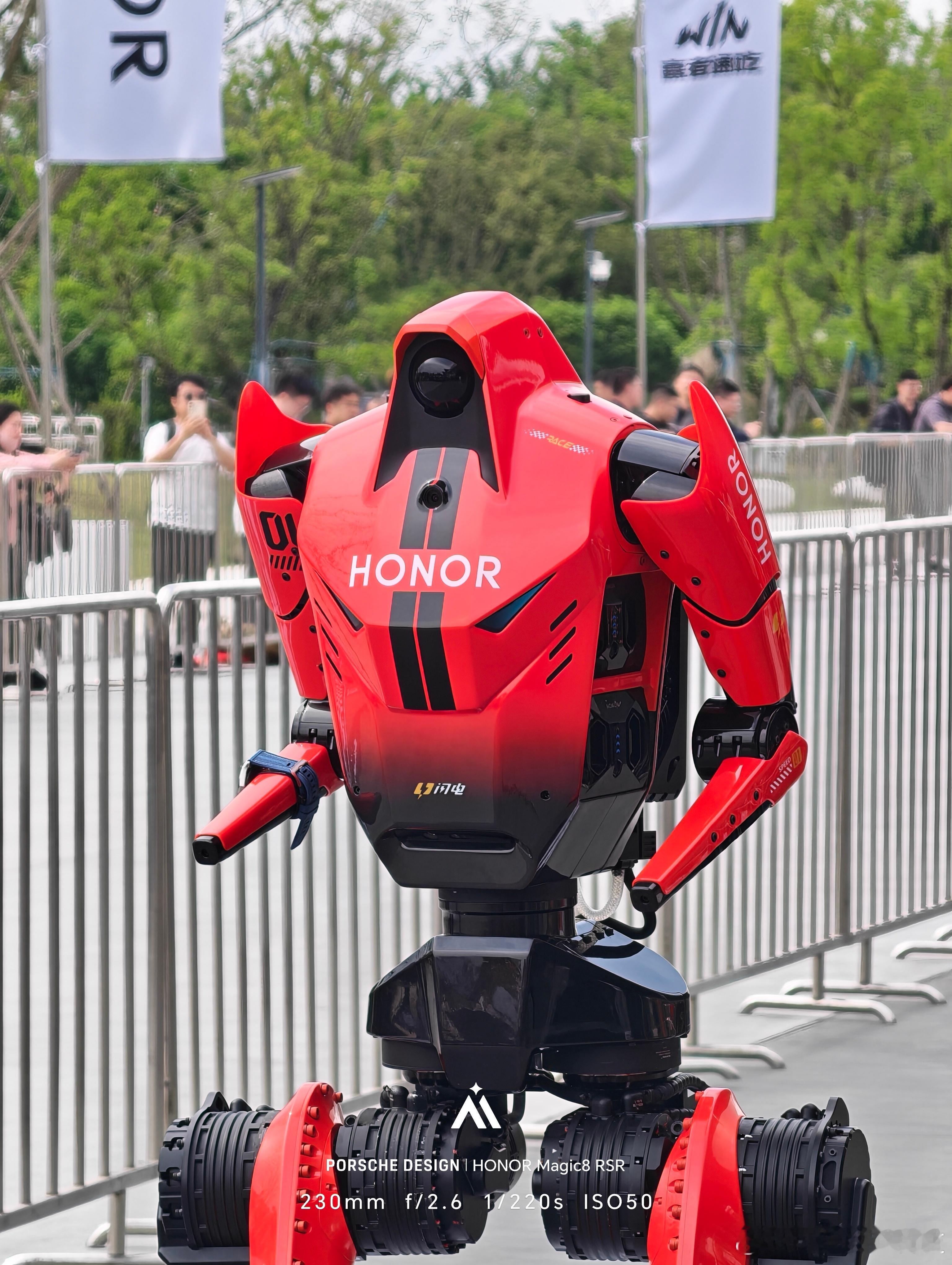 张予曦和荣耀闪电百米赛跑打洲本还得看荣耀WIN张予曦荣耀WIN游戏本发布会现场