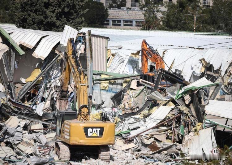 以色列拆除联合国近东救济工程处总部大楼看到推土机开进联合国机构院子的画面，心