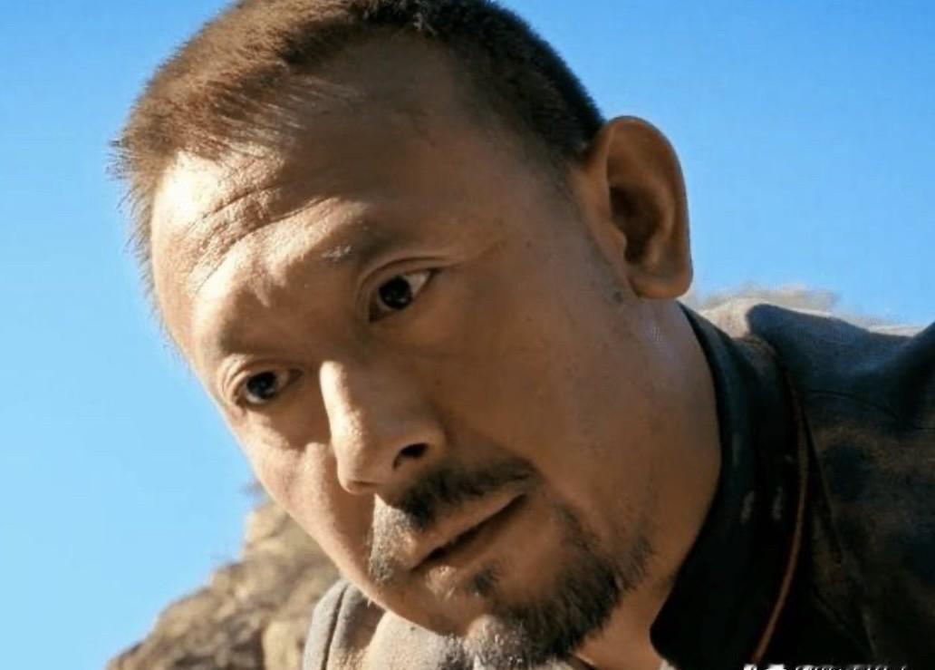 《让子弹飞》能封神，只因姜文把隐喻缝进故事里，观众先爽到，才咂摸出味。后来他把