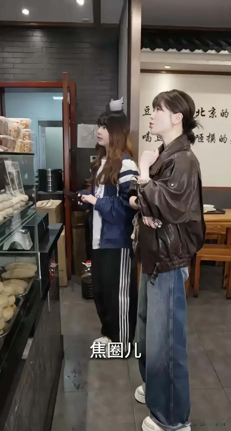 左小青这是大换脸了吗？带着女儿吃北京早点，根本不敢认啊！看起来比女儿还要年轻啊！
