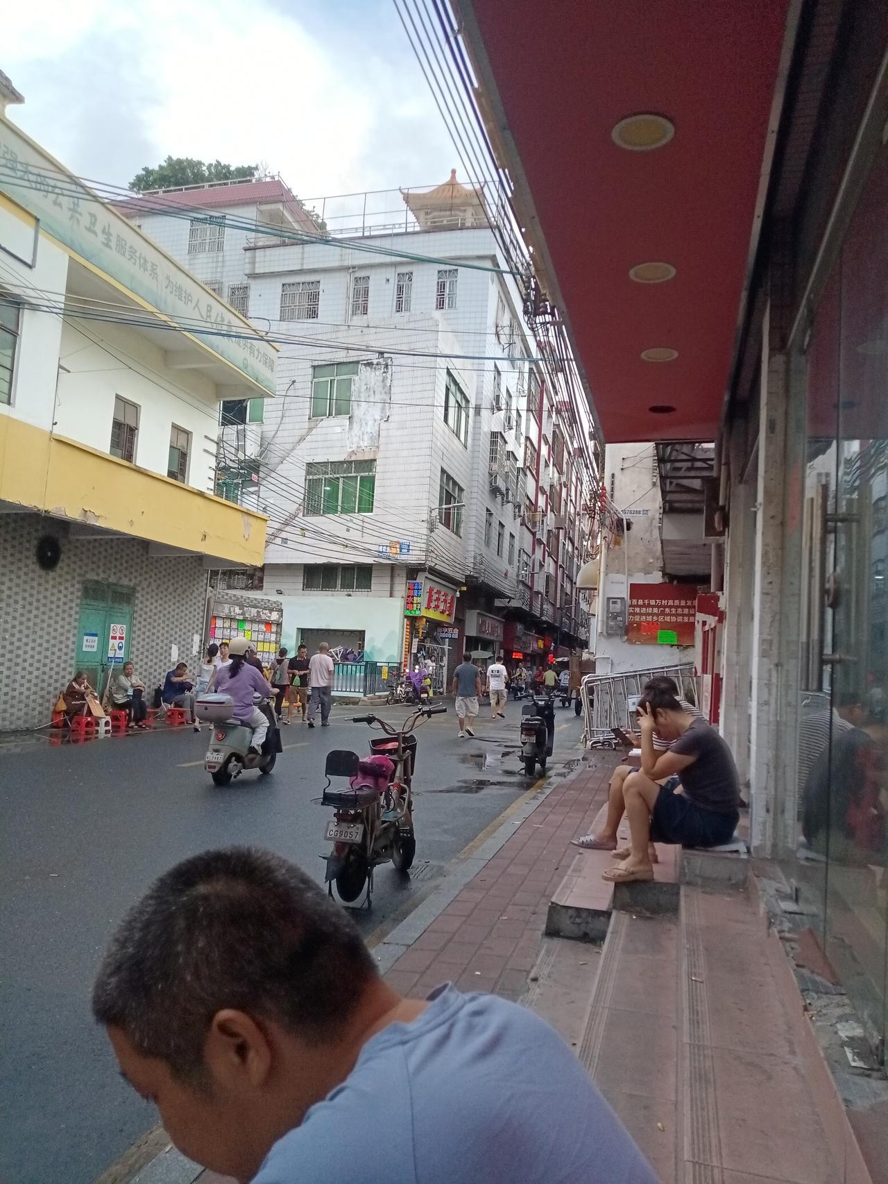 广州鹭江村鹭江西街，街道上好多算命的大爷大妈，好多人会去算自己的命运。街道