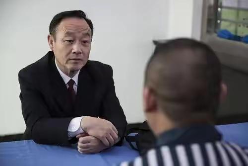 很多人记住了张氏叔侄冤案昭雪的结果，却常常差点忘了幕后那个孤勇坚持的检察官张飚。