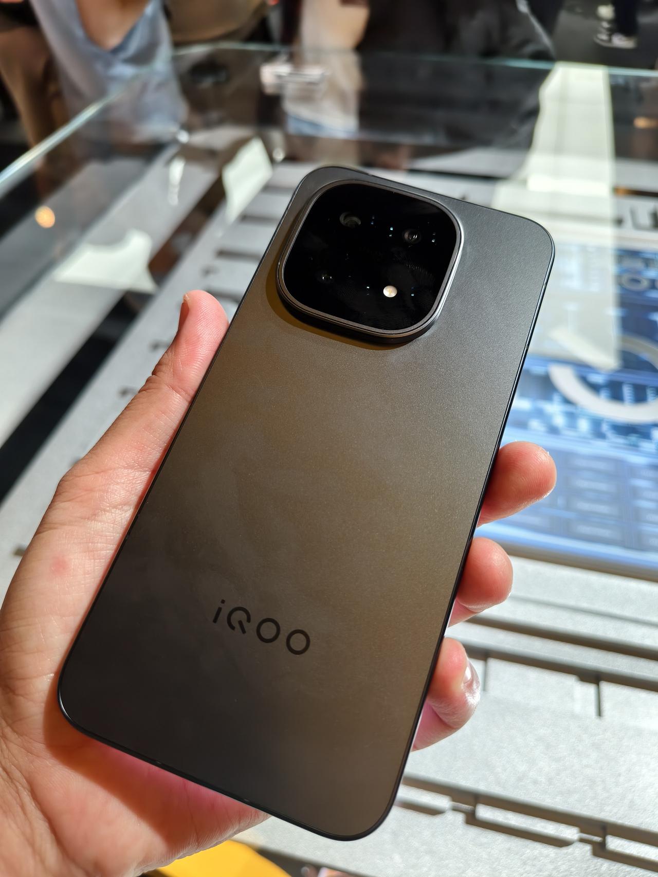 iQOO15真机上手，机身有点宽，适合打游戏，加上全球首发M14发光材料的三星