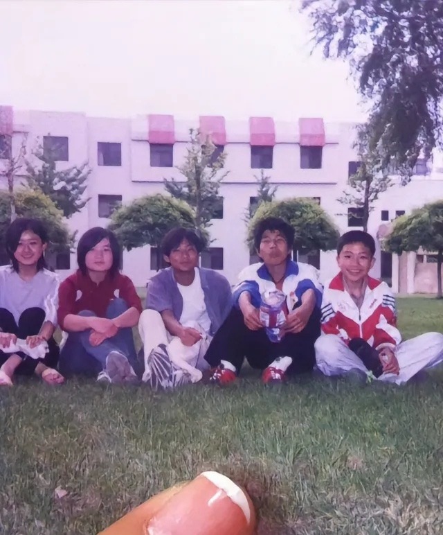 赵丽颖合照的同学成了大明星明星们在成名之前，也都是普通人，没啥大区别的，平常