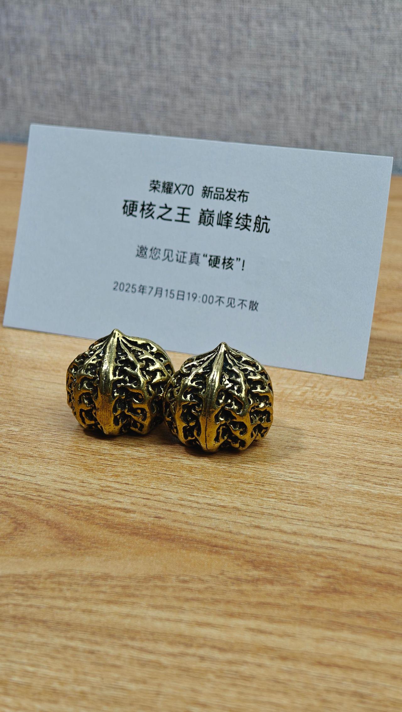 荣耀X70邀请函可真硬核啊，一看就知道手机一样很硬核。荣耀X70的参数大家都