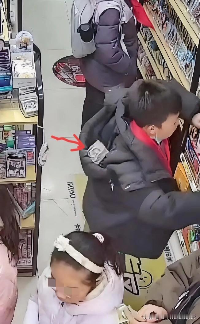 女店主发现自己的文具店内少了商品，然后就去查了一下监控，可等她看完丢失的整个过程