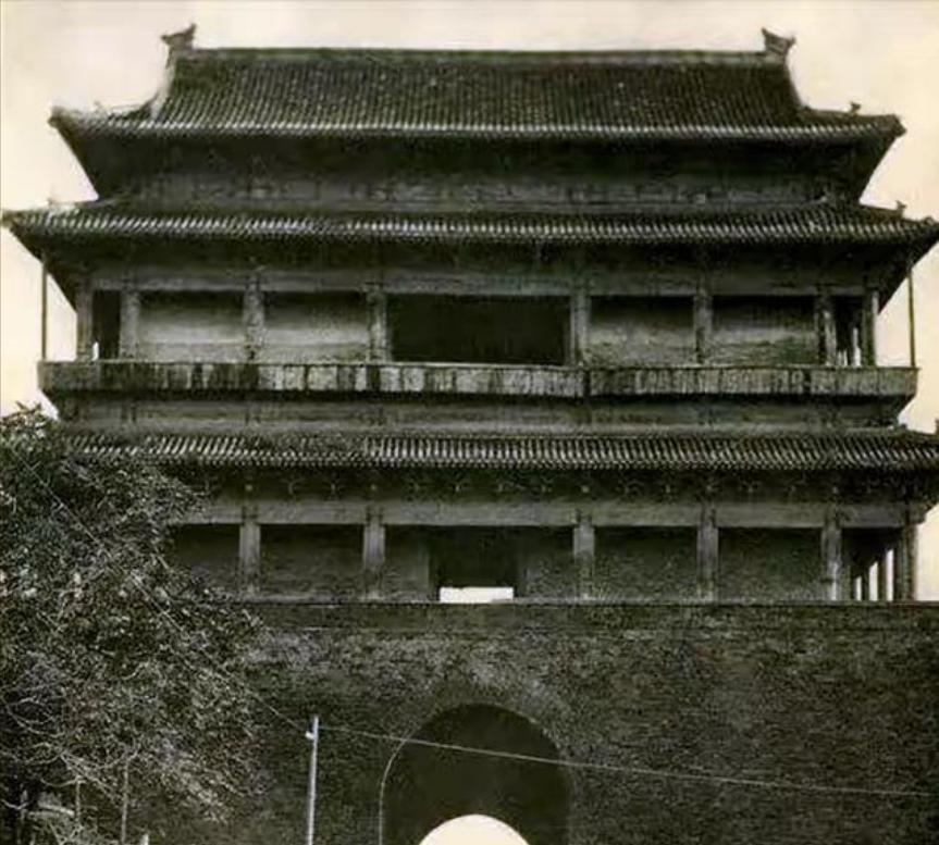1951年，三轮车夫载完乘客后回家休息，却碰上了公安搜找特务，他一愣，随即想到了