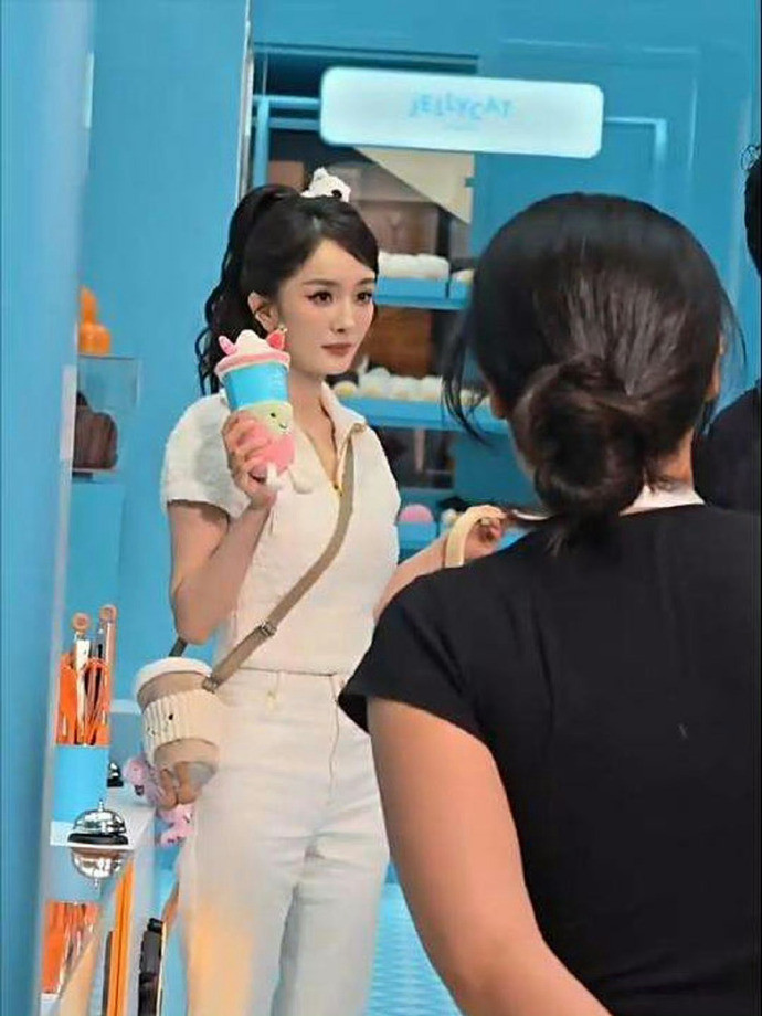 杨幂的身材太好了吧！这么普通的衣服都撑起来了​​​​