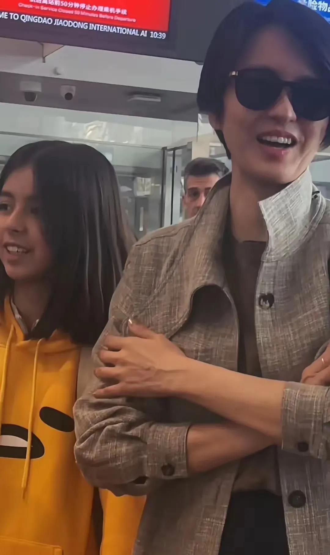 梁咏琪的女儿，你们觉得美吗？梁咏琪和老公塞尔希奥还有女儿的旅游照被曝光，穿黄