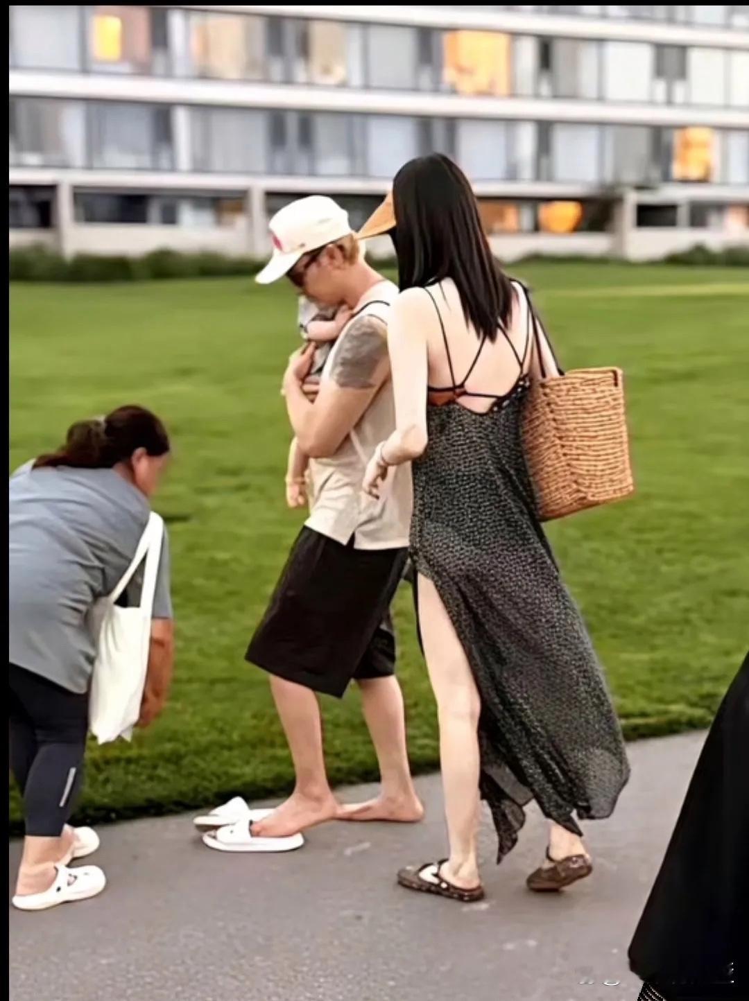 何穗带娃穿衣太少被吐槽，陈伟霆到底爱不爱她？网友说她带娃跟走秀一样，裙子还有点透