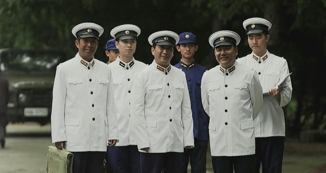 老丁把酒杯重重一放，盯着江德福：“凭啥王振彪那小子，最后肩上是两颗星？”酒一