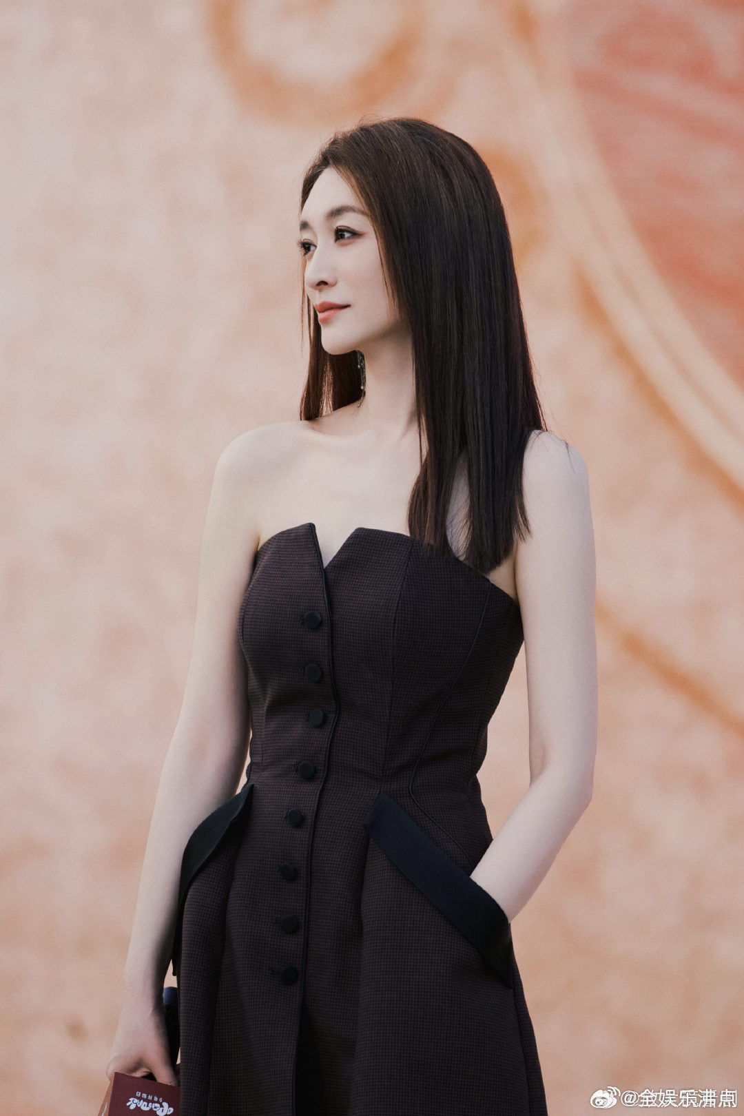 李小冉浪姐落地路透李小冉浪姐落地路透曝光，温柔优雅气质绝了，全程笑意盈盈跟粉丝暖