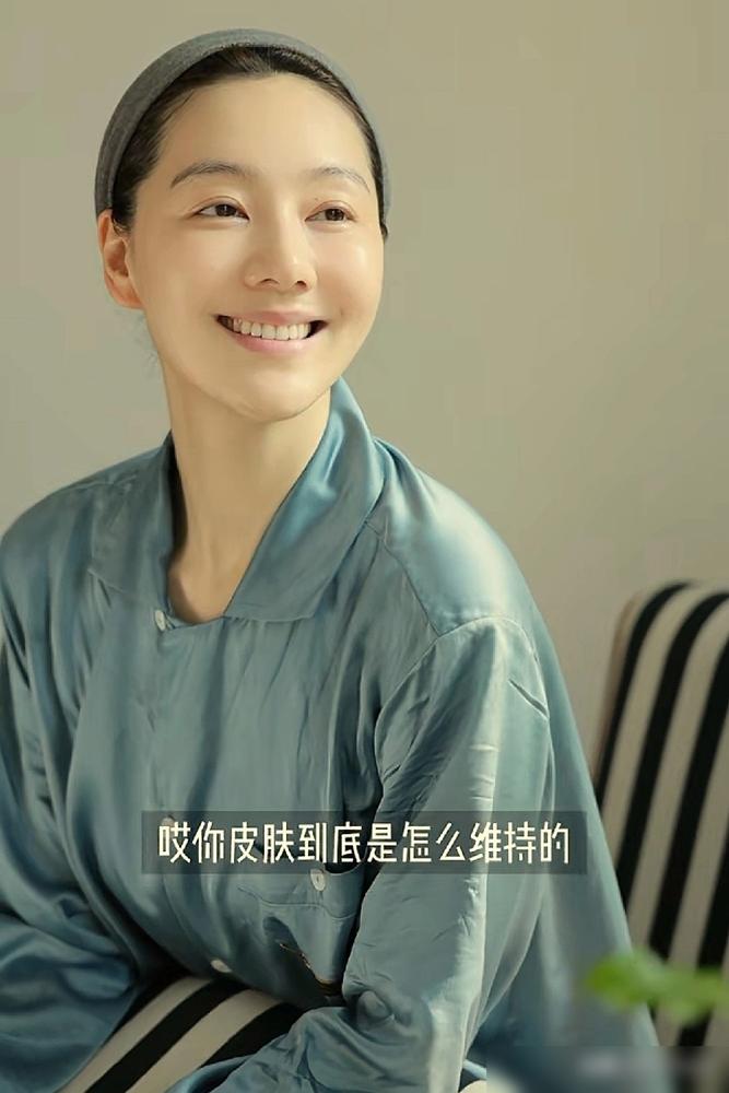 你敢信？刚刷到王冠素颜怼脸拍！42岁的人，皮肤细得连毛孔都藏得住！早年是跟李