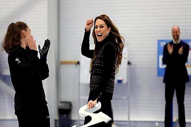 婚戒天天戴，她再不怕人看去年一月，她亲口说癌症好了。一年过去，戒指还在那指