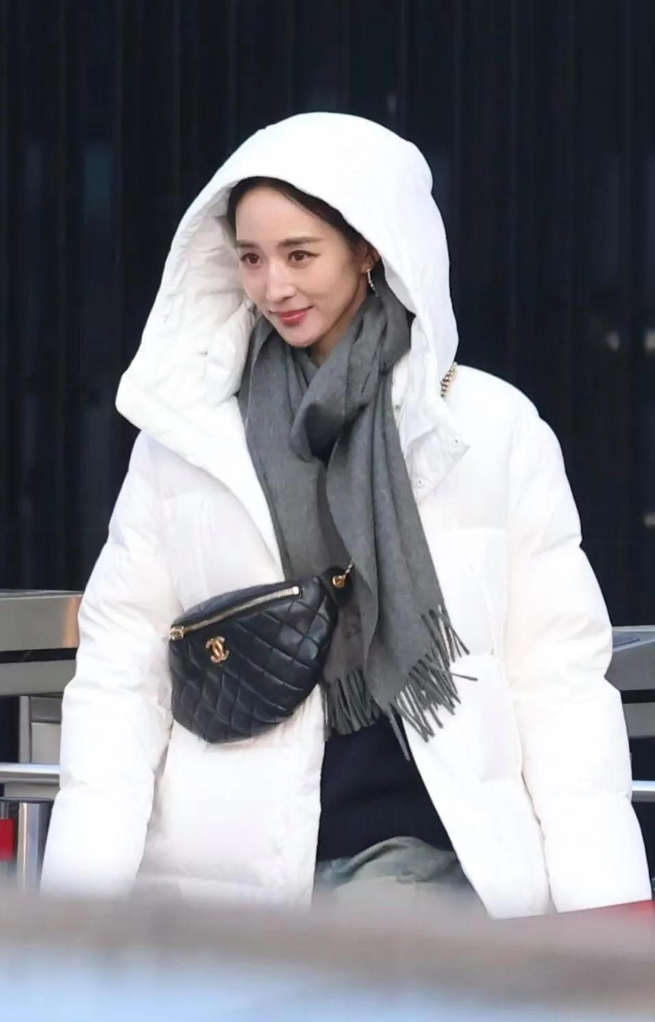 👀救命！张钧甯这是把冬日氛围感焊在身上了吧！白色羽绒服+灰色围巾，简约
