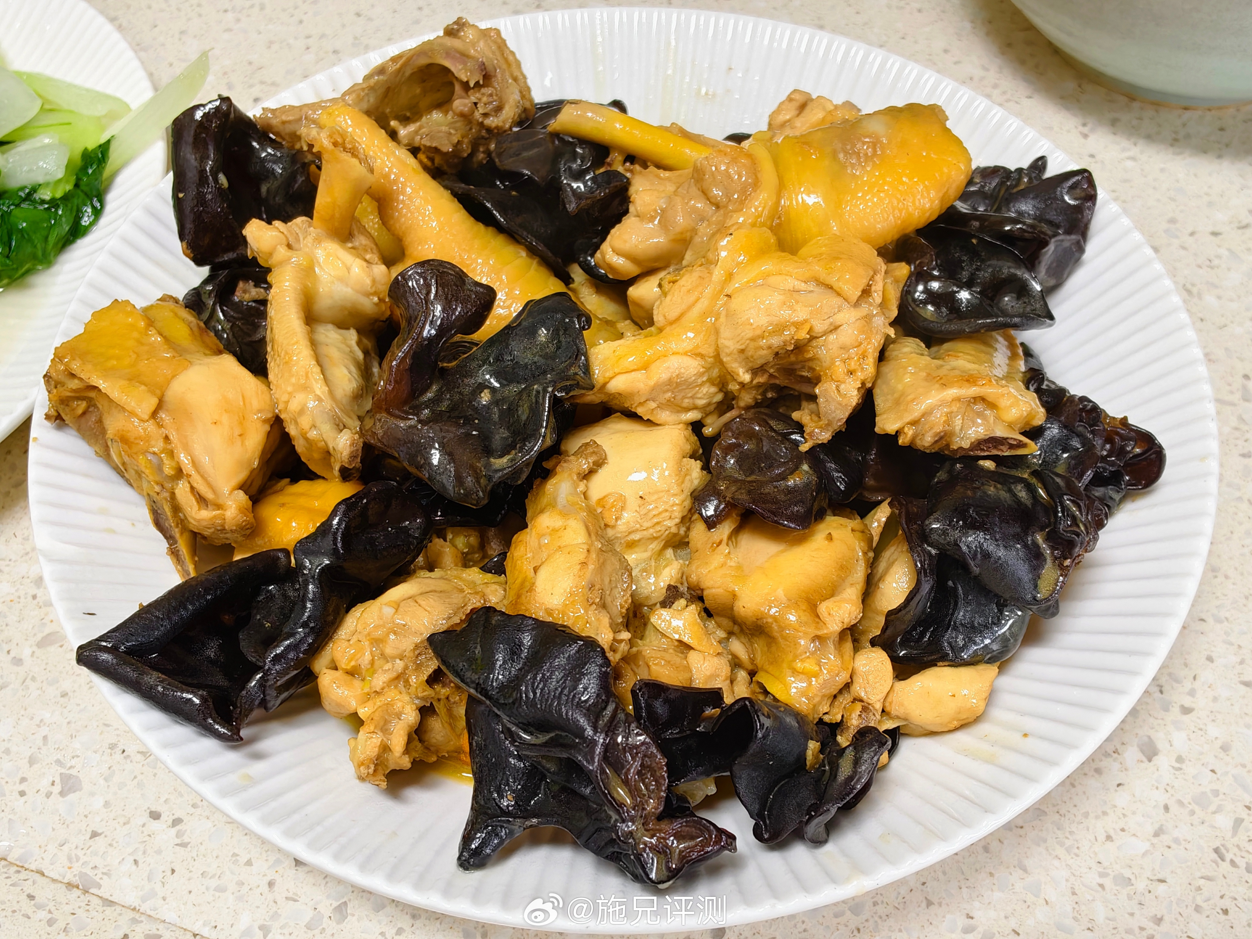 今天中午简单做两个菜，黑木耳炒鸡肉，白菜你们觉得我的厨艺如何？[doge]​​