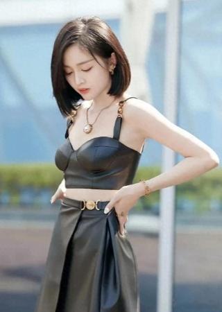 吴宣仪留气质短发配皮质套装裙，这也太时尚潮流了吧​​​