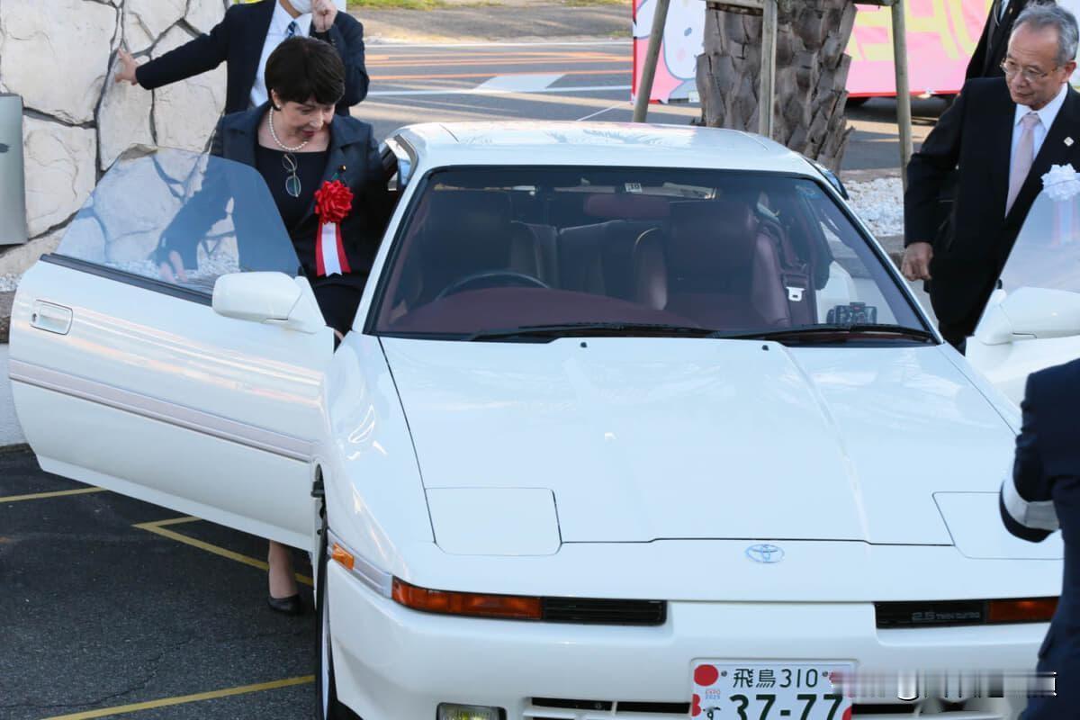 高市早苗乘车离开了，承认了台湾是中国一部分最高兴的不是中国，而是日本虎视眈眈的