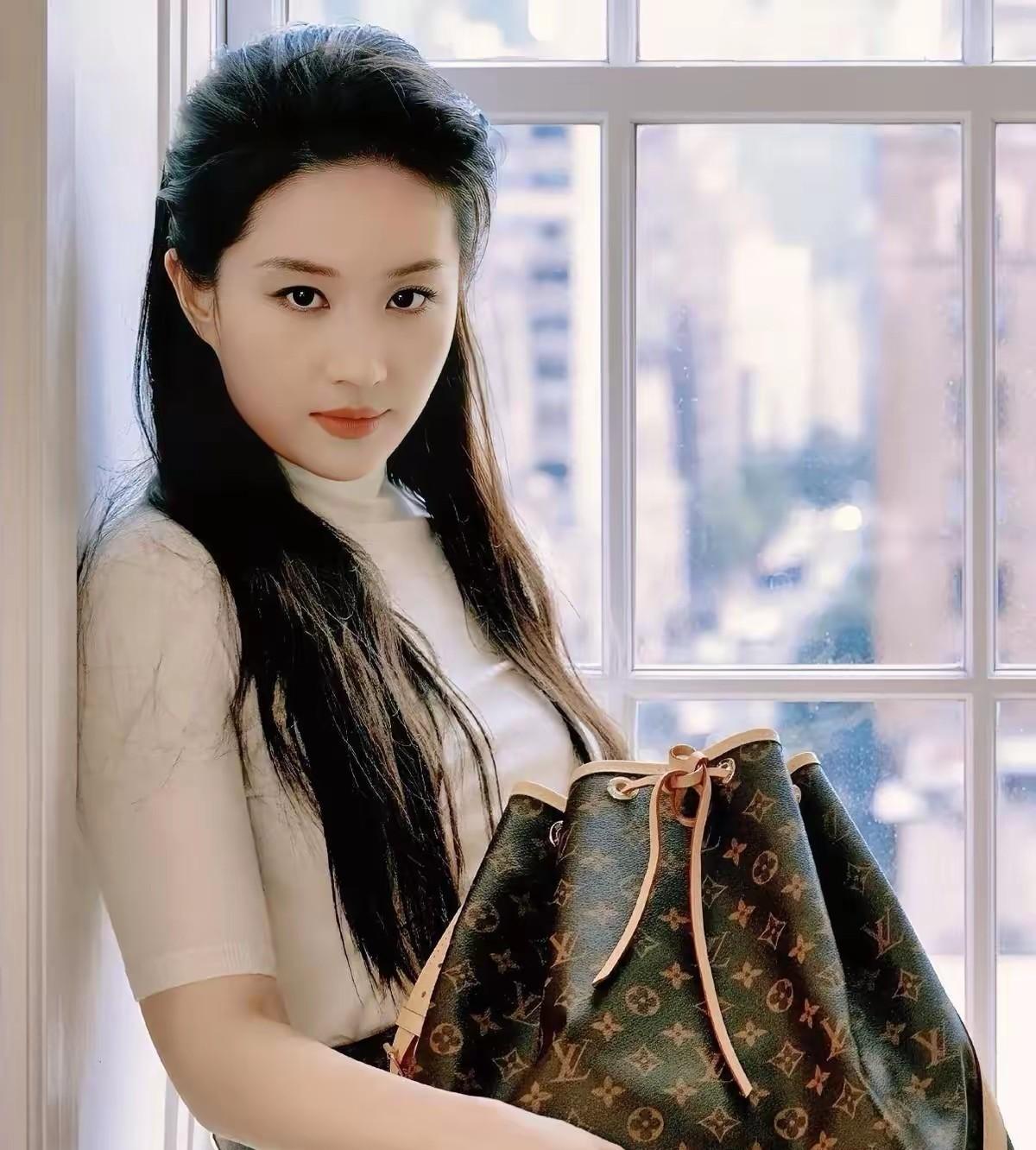 1030万，一条朋友圈，让LV和刘亦菲同时被架在火上烤。事情是这样的：LV起诉
