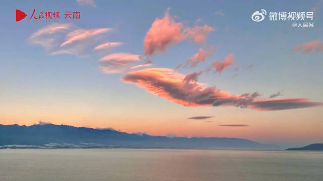 【#大理洱海上空现锦鲤云#】深秋时节，云南大理天朗气清。10月22日清晨，洱海上空出现一朵形似鱼的云朵