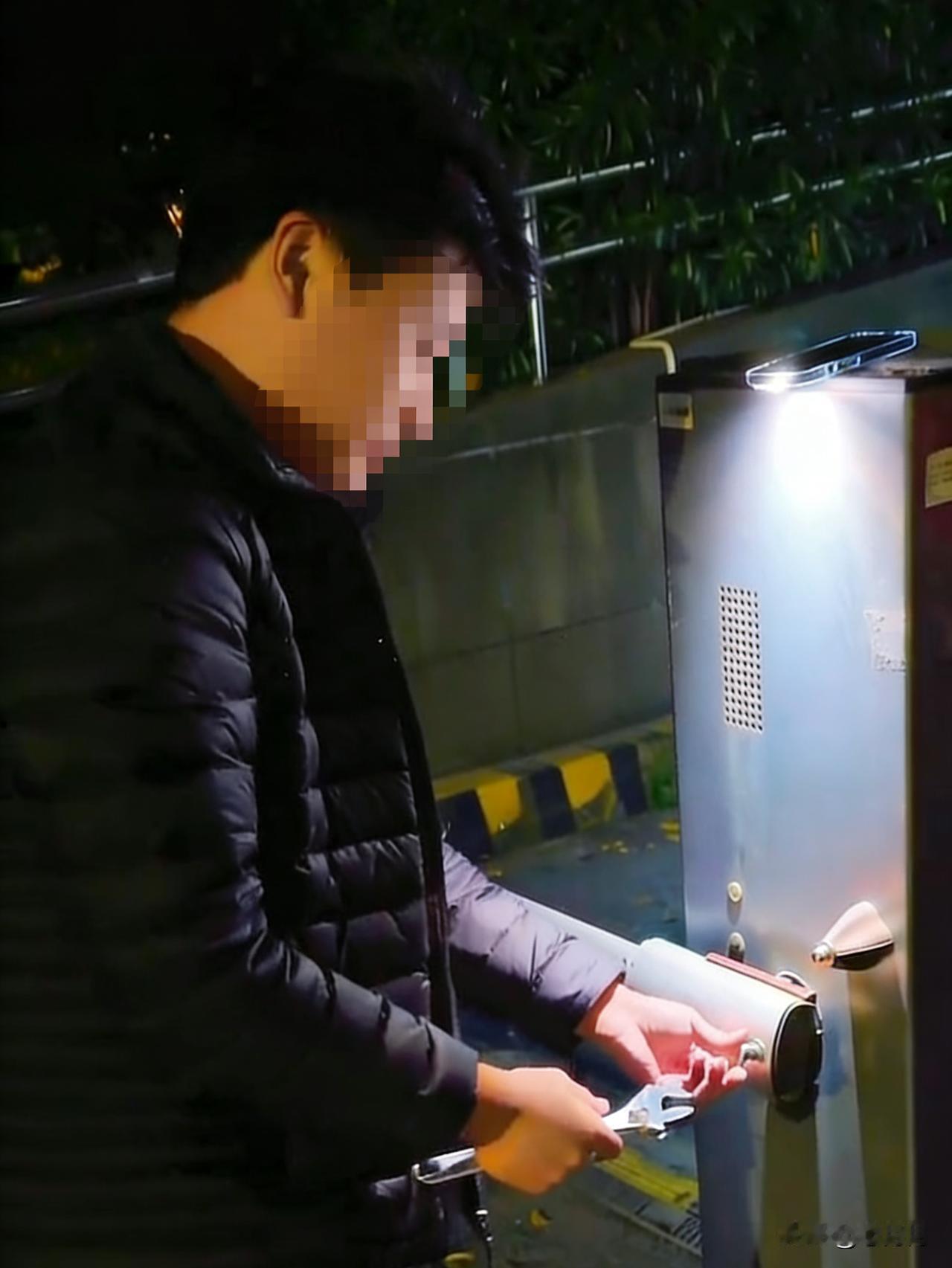 浙江女生童女士倒车撞坏小区道闸，物业张口要1300元赔偿，她当场懵了。撞坏