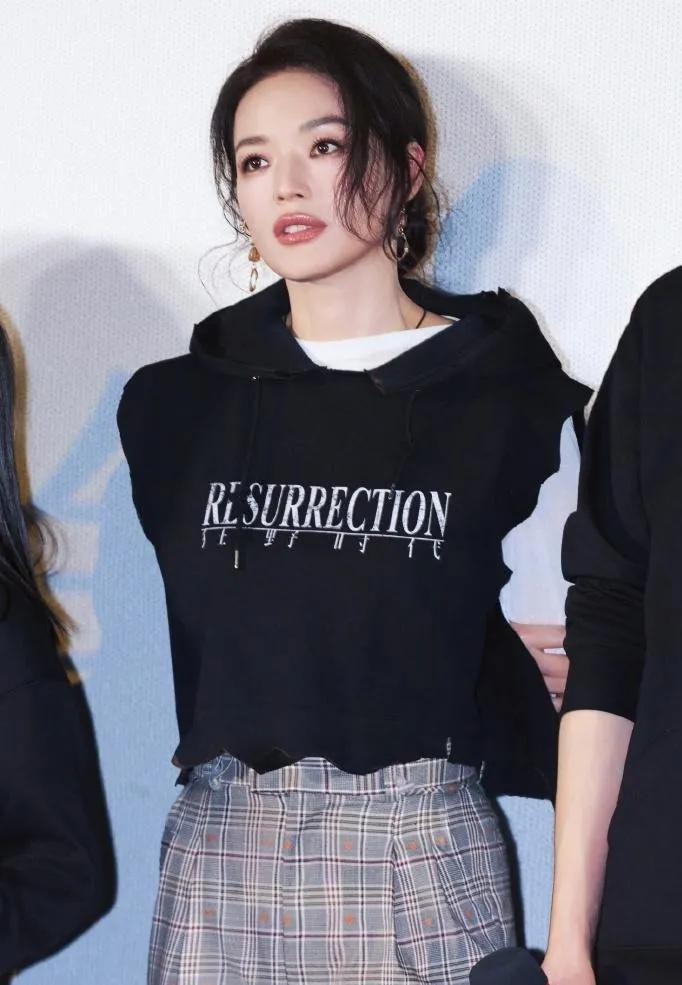 舒淇的穿搭太会玩了！黑色无袖连帽衫叠穿白色内搭，再配格纹阔腿裤，休闲中带着