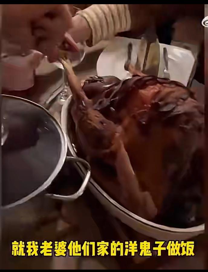 嫁到奥地利的女子因圣诞黑暗料理都想离婚了，那火鸡吃起来一股鸡毛味，一边吃鱼还得一