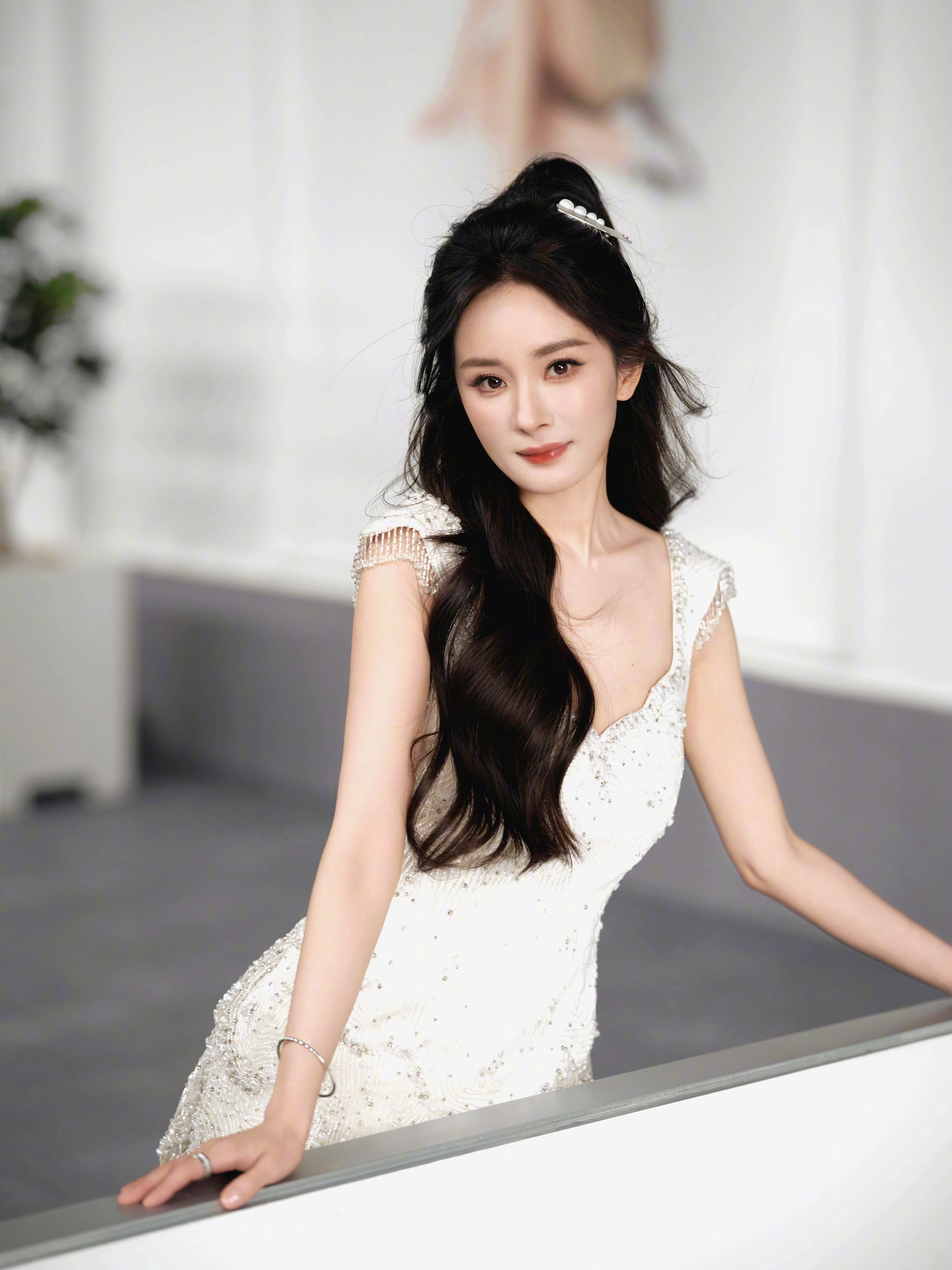 杨幂最新物料，看直播去了