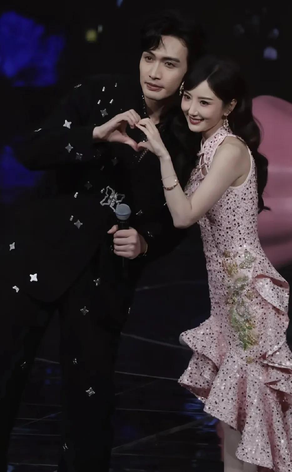 38岁的毛晓彤伤得有多深。你看她，即使身边很多青年才俊，如张彬彬这样的，她都无