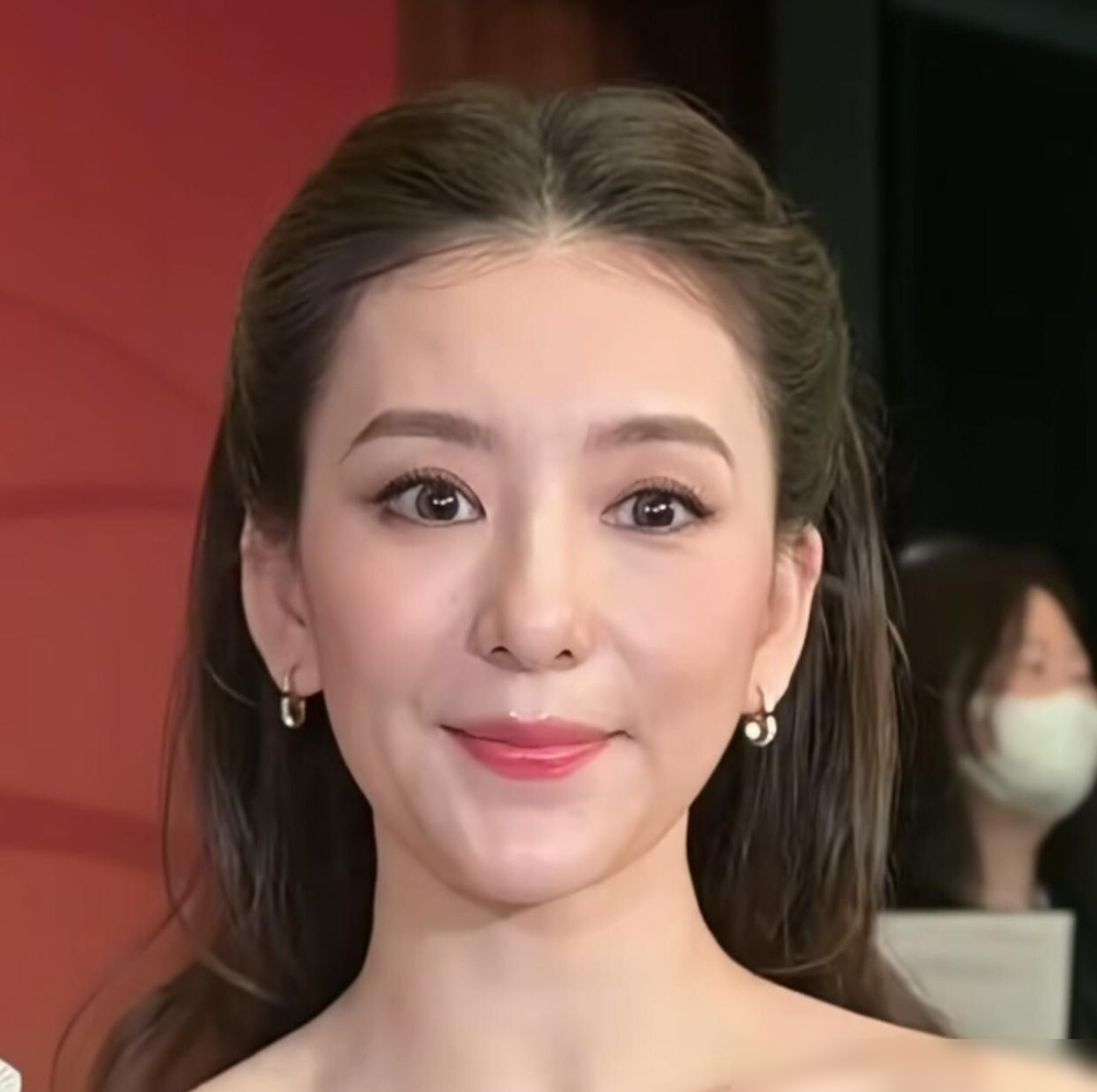 方媛的鼻子，快被网友用放大镜量出火星子了。她晒初中证件照想证明纯天然。照片里鼻梁确实不低，可有人翻出