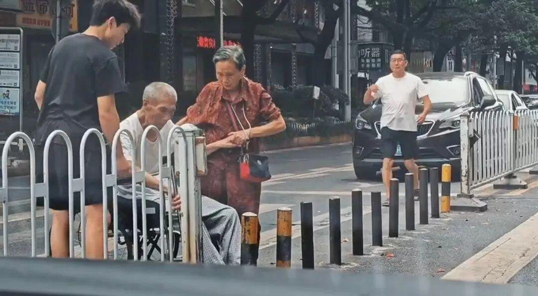“登上人民日报了！”2026年8月5日上午10点，湖南衡阳县西渡街头，一名坐轮椅