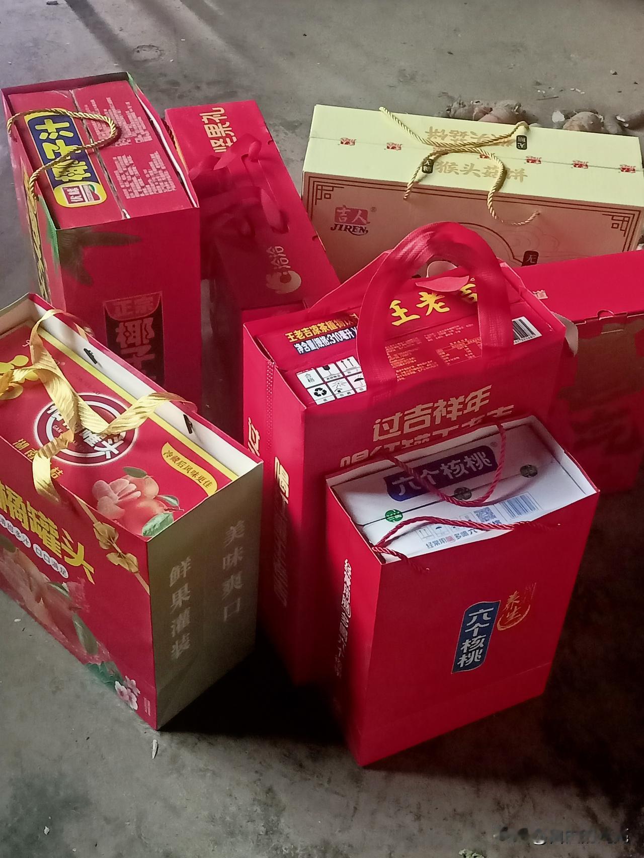 今年只跟两个亲戚拜年，而往年都是十来个，从初二到初十，没得闲的。去了东家去西家，