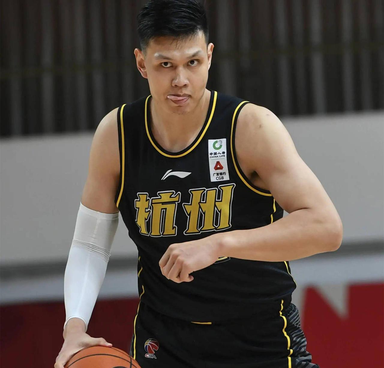 许钟豪一鸣惊人！在退出CBA球场后，许钟豪成为长沙勇胜的主教练！虽然执教经验不