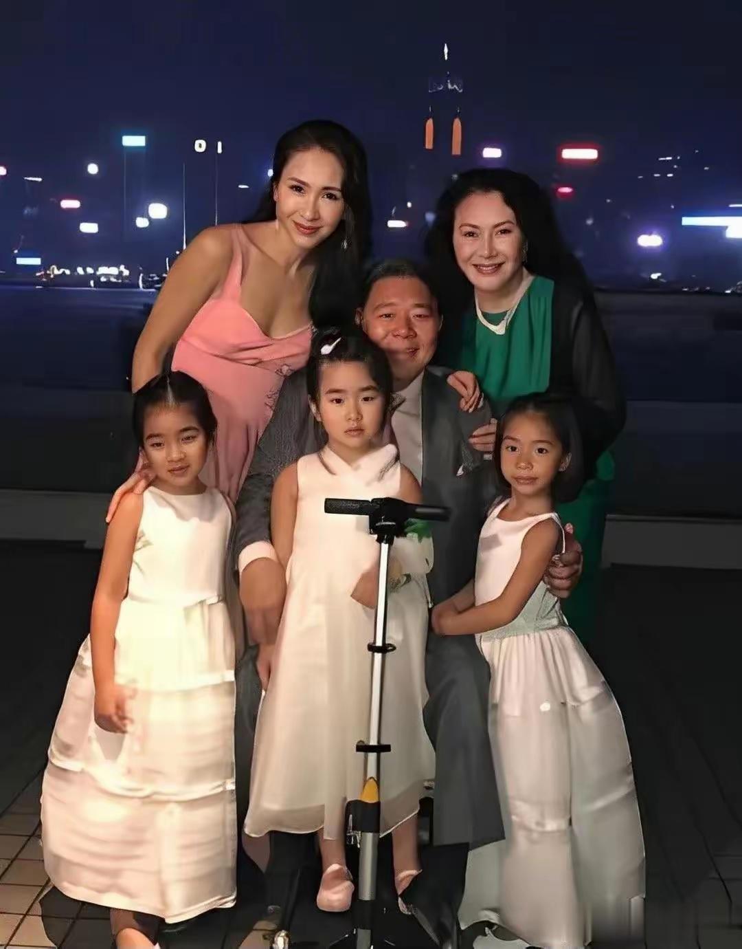 给残疾老公生了三个女儿，黎姿就像后妈一样！三个女儿，没有一个是长得像她的，这也太