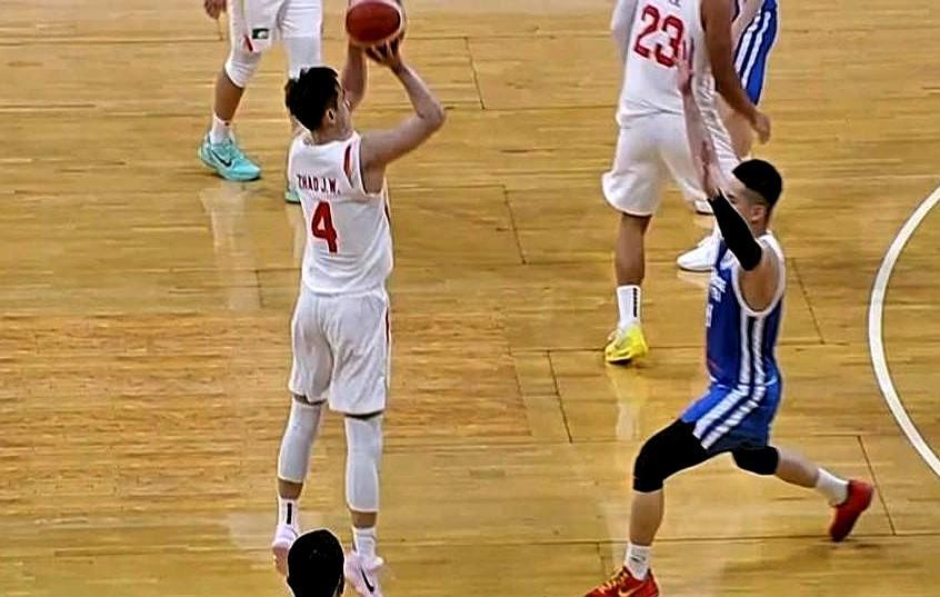 拯救中国男篮的，是一记最容易背锅的出手。马尼拉客场，第三节落后11分。对面