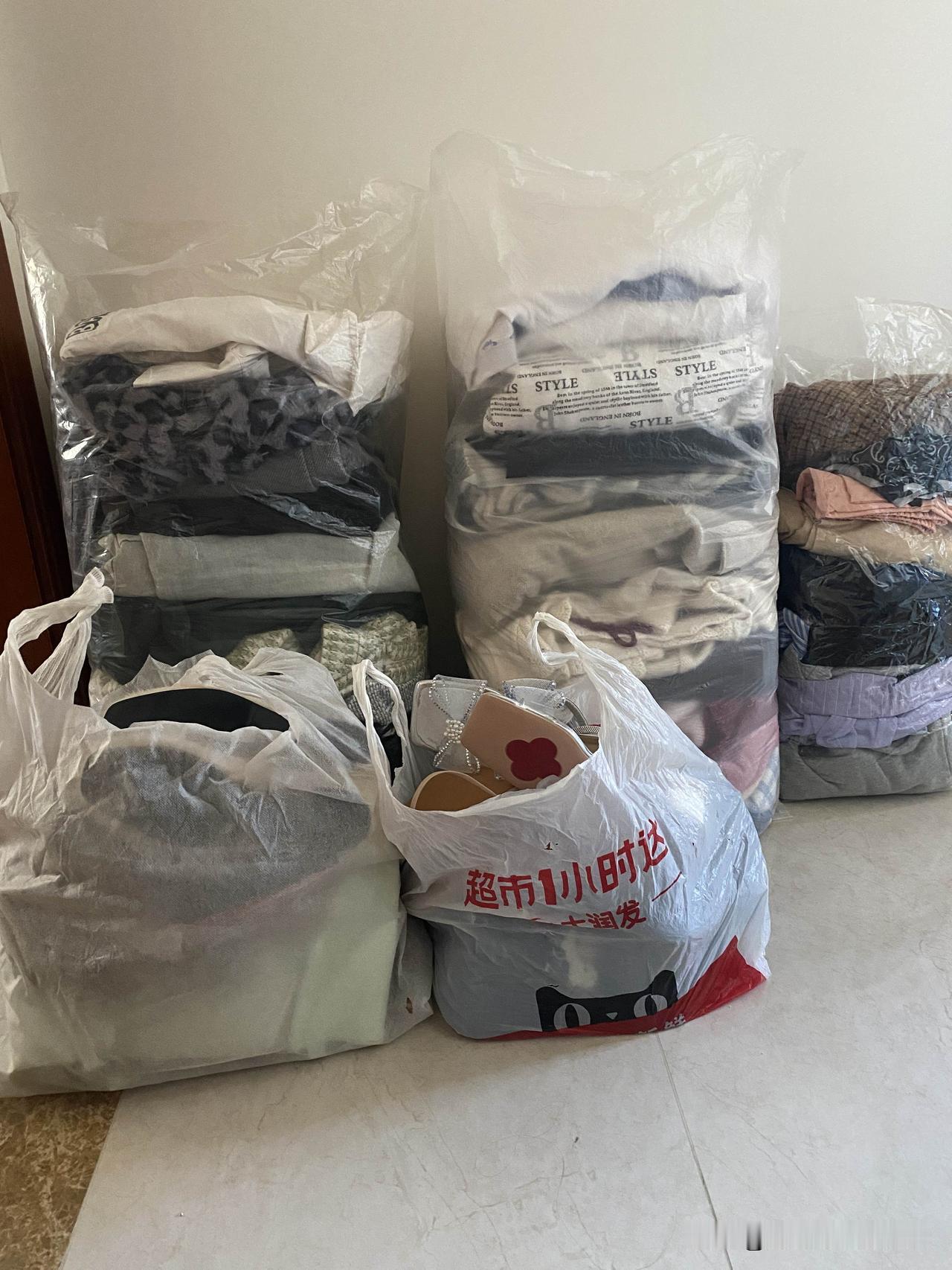 问问大家你们家的旧衣服都是怎么处理的呢？以前我们家不穿的旧衣服都扔垃圾桶里了