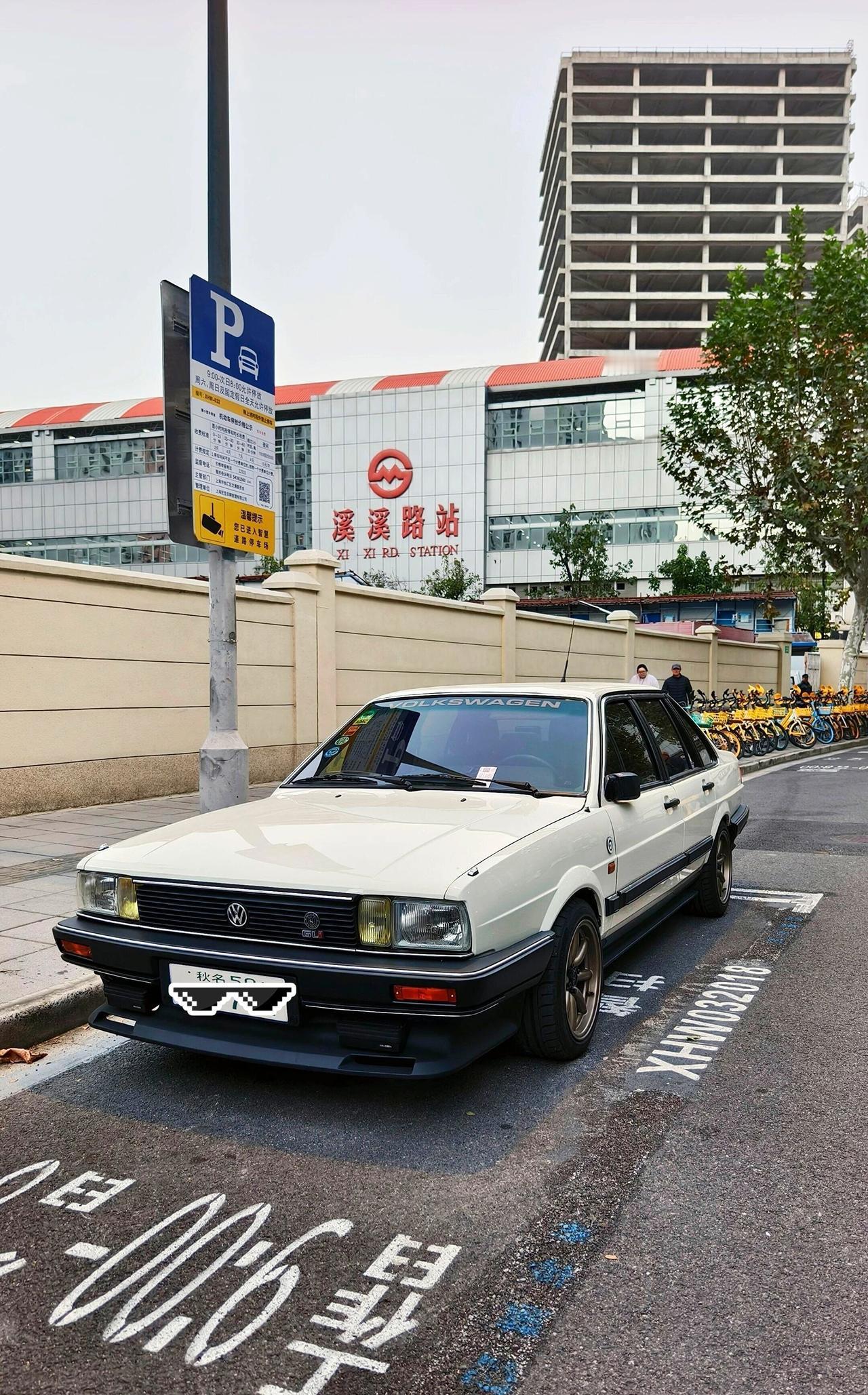 这台“国民神车”普桑改装也太绝了吧路边偶遇改装桑塔纳，直接被戳中情怀DNA