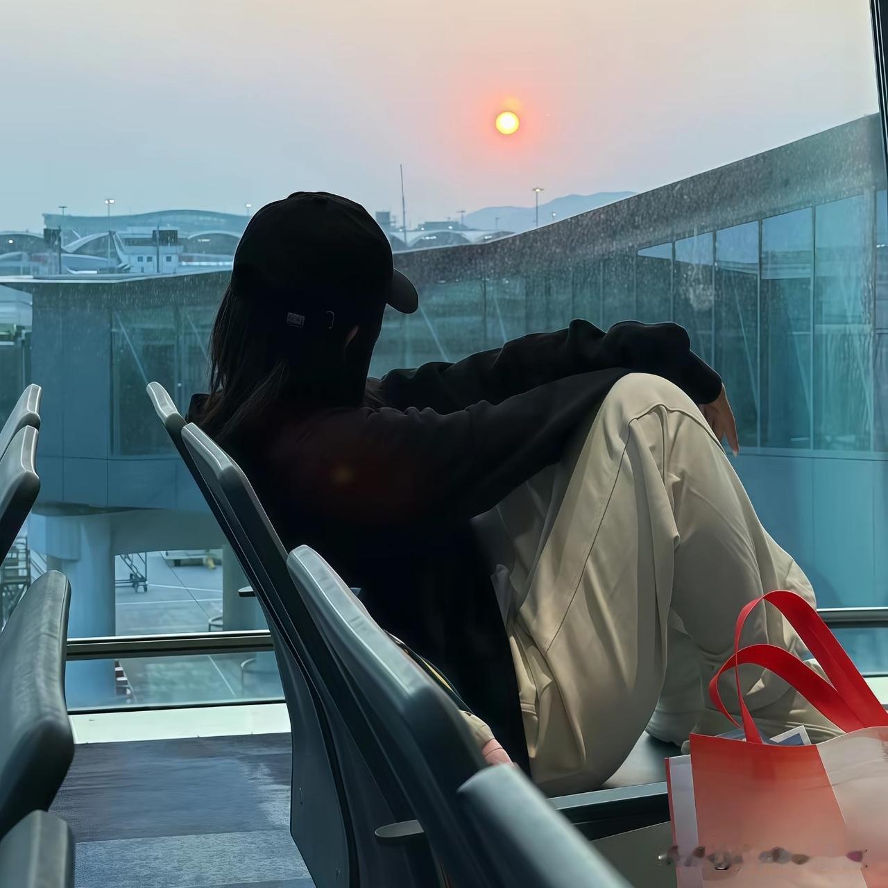 一段烂感情你拖的越久，迟迟不肯放手，那你的下场会更惨不信你看看那些深情的