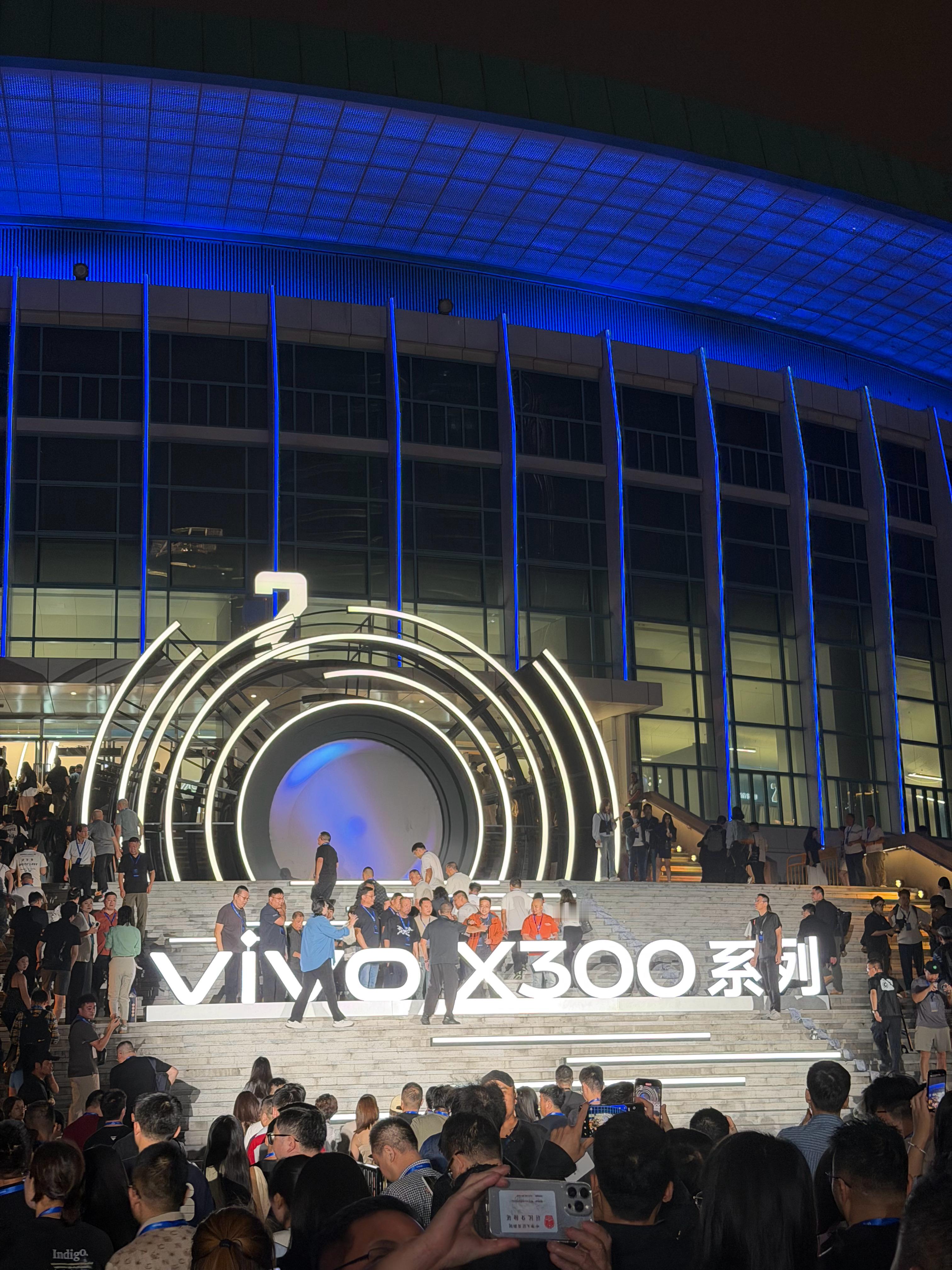 vivoX300系列发布会来现场了，vivoX300期间发布会本质还是“蓝科