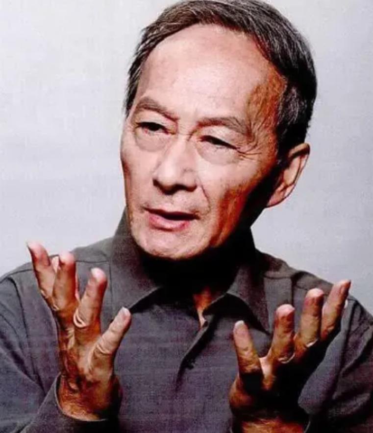 1982年的酒会上，配音界的“扛把子”童自荣，主动找李连杰握手，没想到李连杰看了