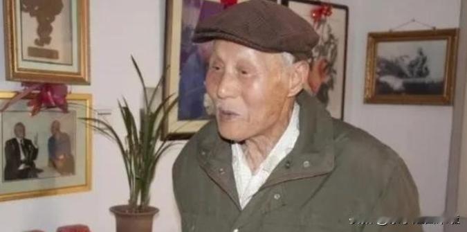 1983年，63岁老人正给领导倒水，领导低头一看，这老人竟穿着空军专用的拉练裤，