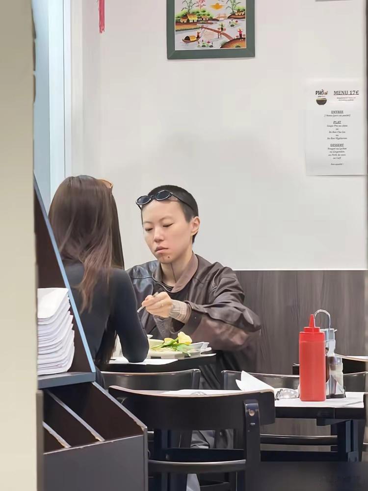 跟张一山纠缠三年，宋妍霏转头十指紧扣窦靖童？