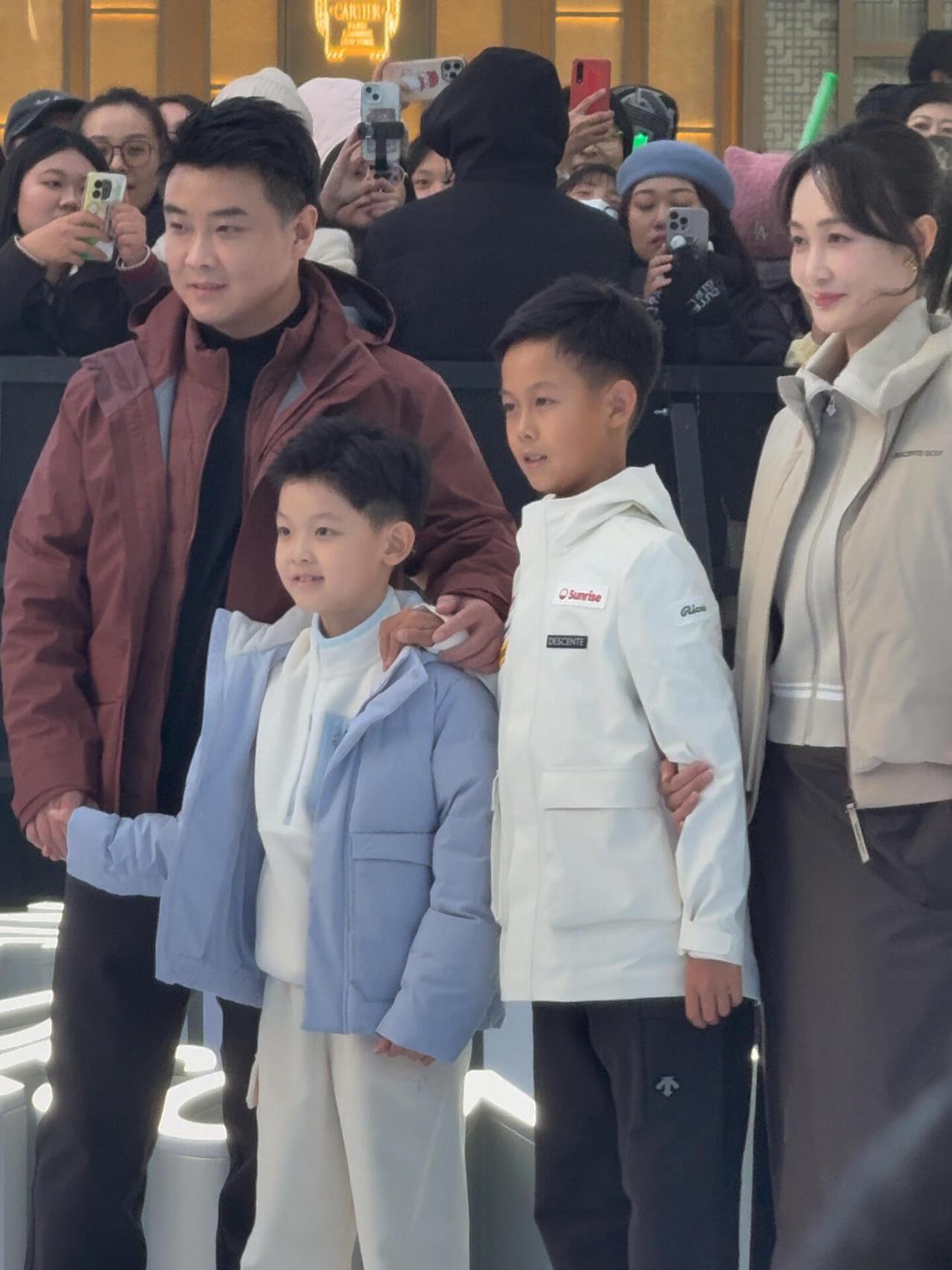 王皓一家四口正面照了来了，帅气的父仨，两个儿子太板正了，师娘美丽动人大方！一家